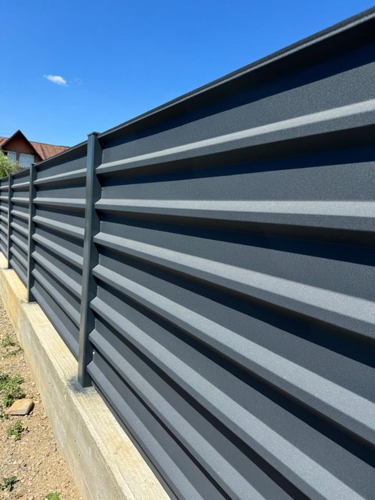 Tablă Cutată Gard H35 Fațadă RAL 7016 gri antracit mat stâlpi aparenți
