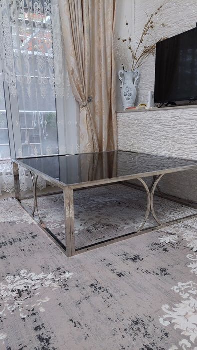 Продам Стеклянный журнальный стол