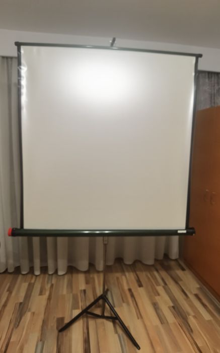 Ecran de proiecție Revue cu trepied pentru videoproiector retractabil