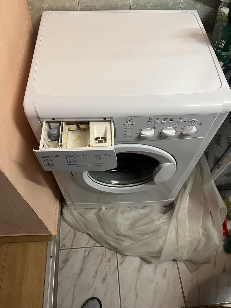 Продавам пералня Indesit 7 kg-не работи центруфугата