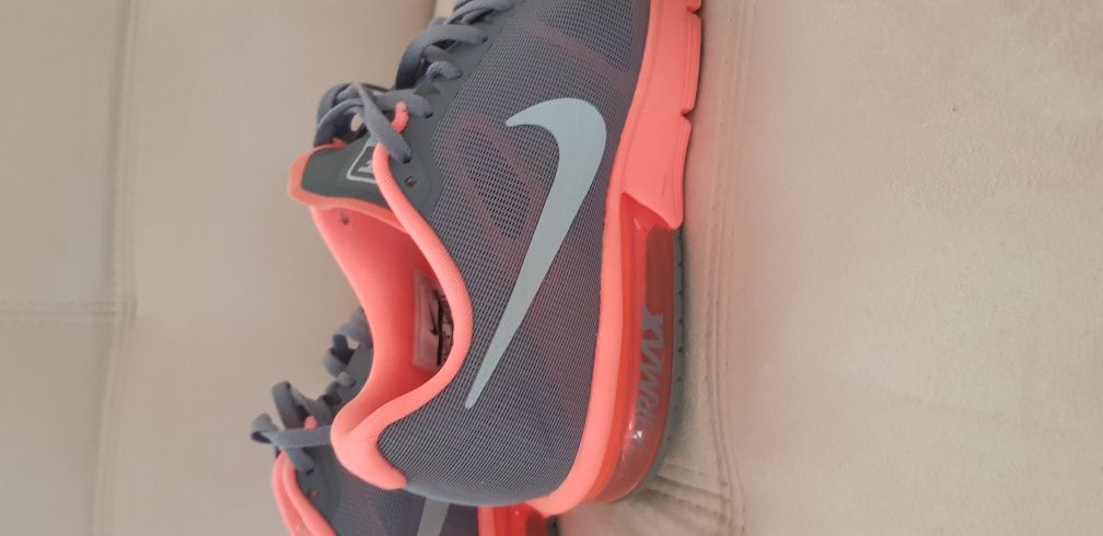 Adidași Nike noi în cutie. Neutilizati deoarece nu e bună marimea.