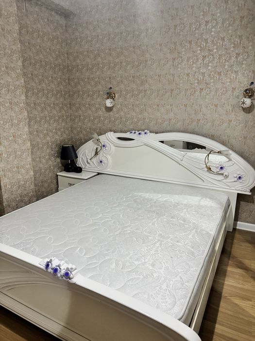 Кровать двуспальная с матрасом, вместе с тримо