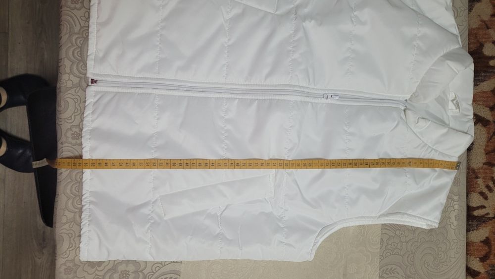 Елек бял с цип. .