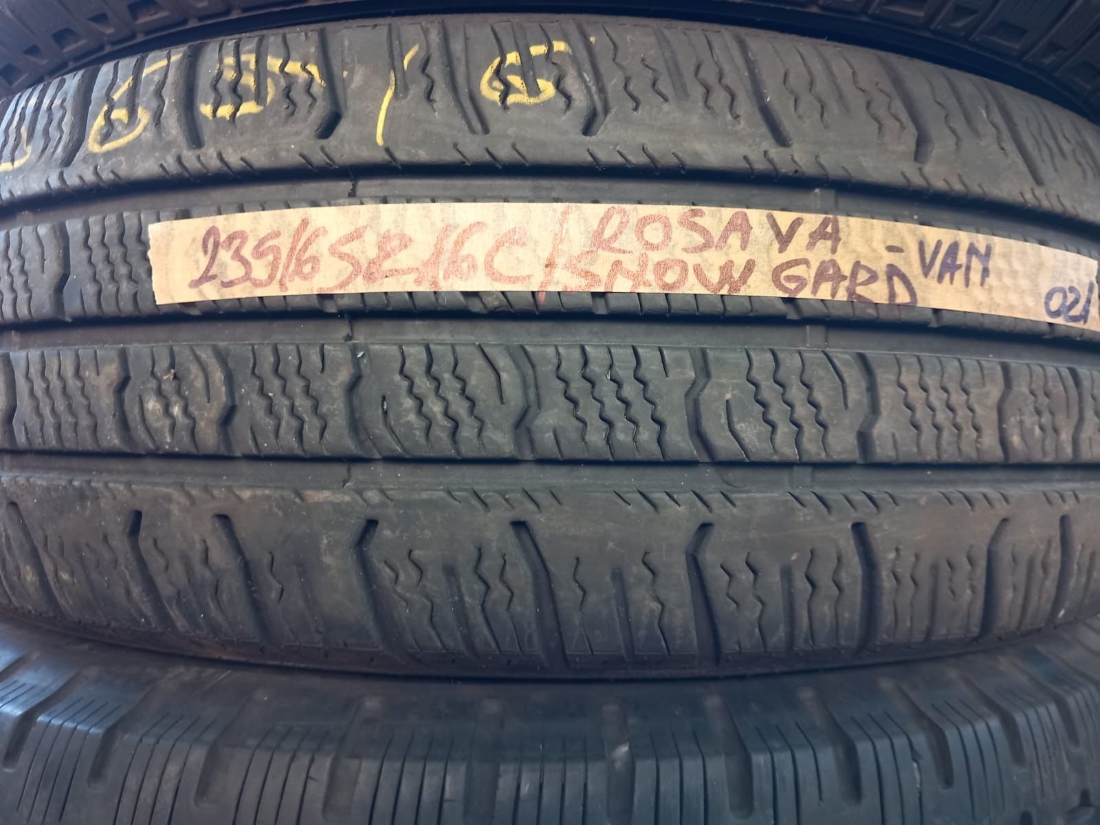 Una anvelopă 235/65r16c iarnă marca Rosava 2021 preț fix 220 lei buc