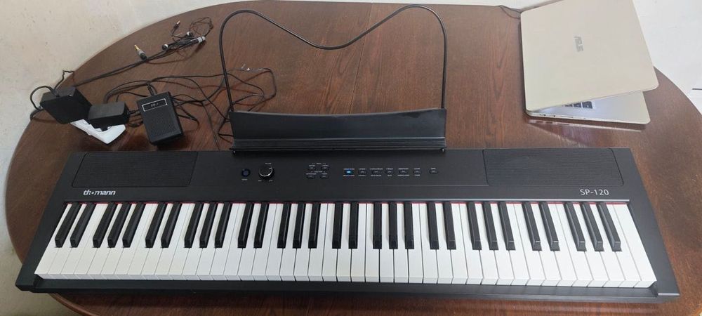 Отдaм дapом пианино