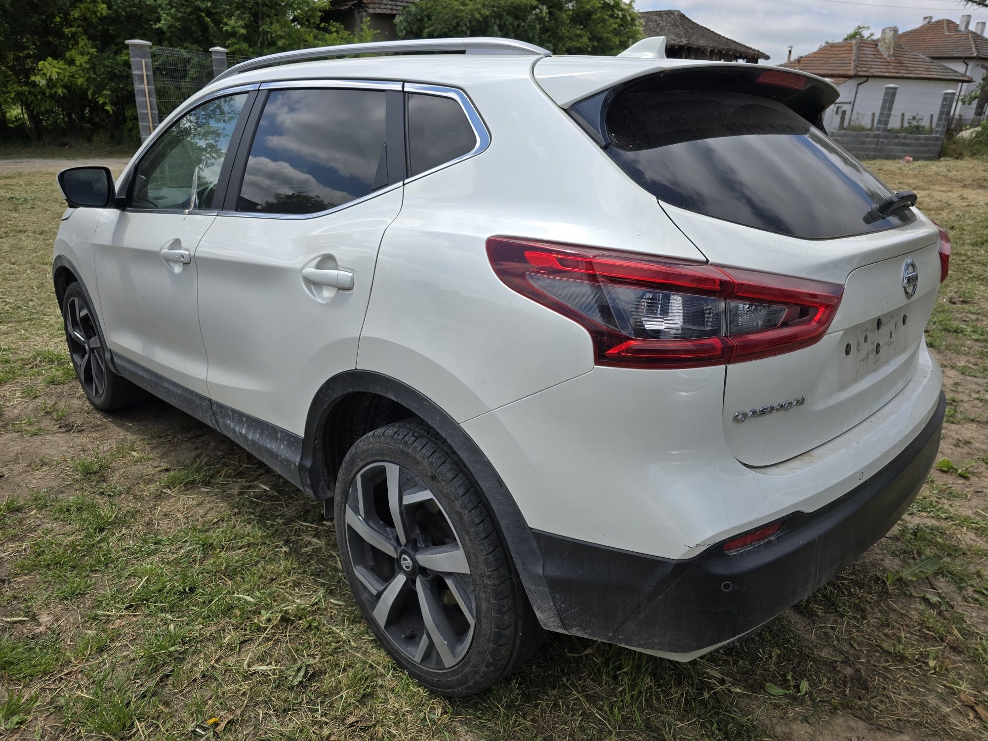 Продавам nisan qashqai на части