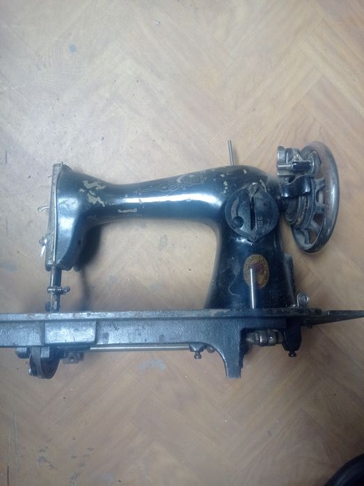Прадам машинку старинную
