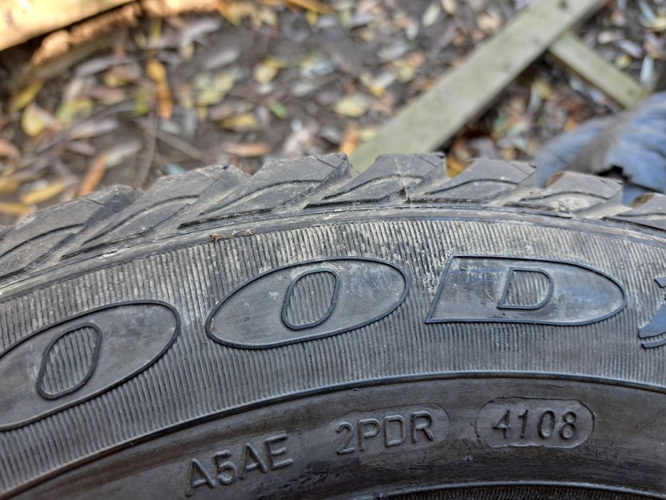 Vand 2 anvelope de iarnă