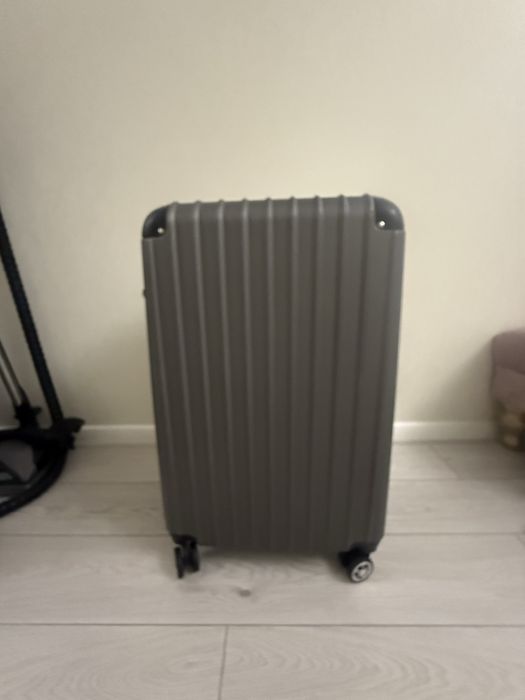 Продам чемодан большой