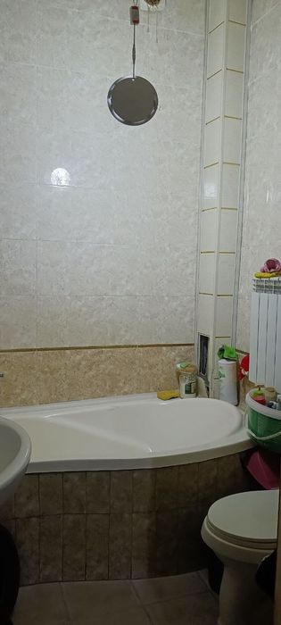 Хамкорбанк томонда жойлашган 2 хонали квартира ижарага берилади