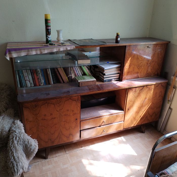 Мебели стари столове , абажур , маси и нощни шкафчета.