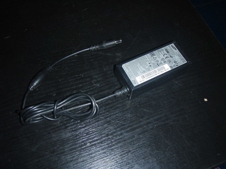 Alimentator Samsung 14V 1.79A 25W, mufa rotunda cu pin central