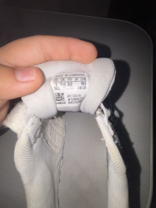 Продавам маратонки adidas черни и бели