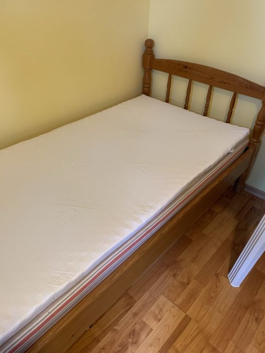Продавам единично дървено легло