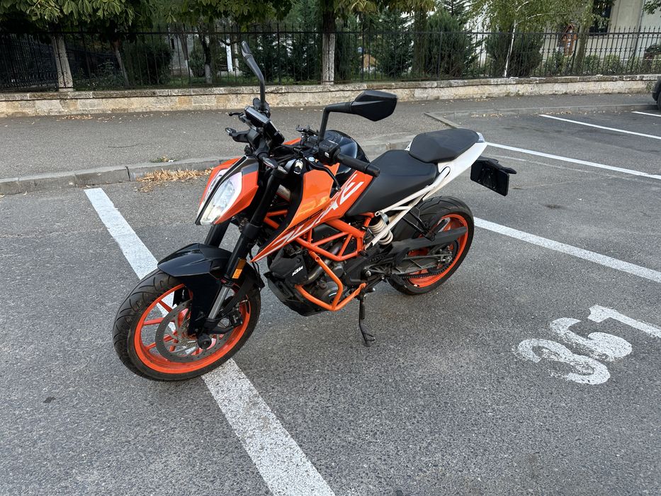 - KTM DUKE 390 -