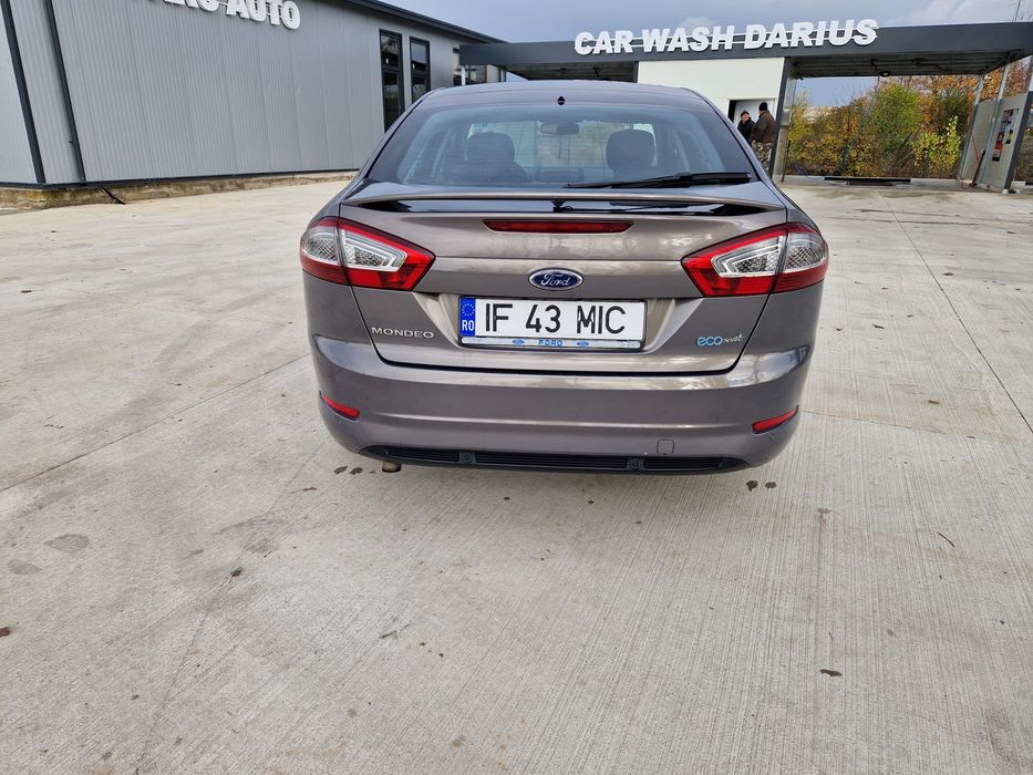 Vând Ford mondeo
