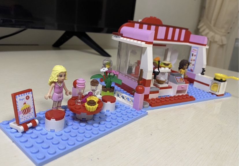 Продам Lego Friends Cafe