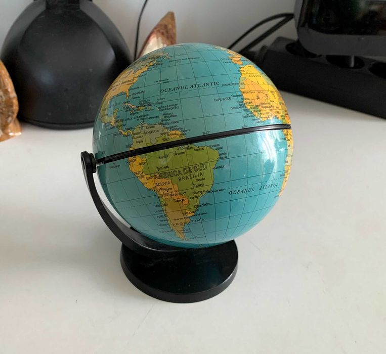 Glob pământesc mic, rotativ, cu suport negru – perfect pentru birou