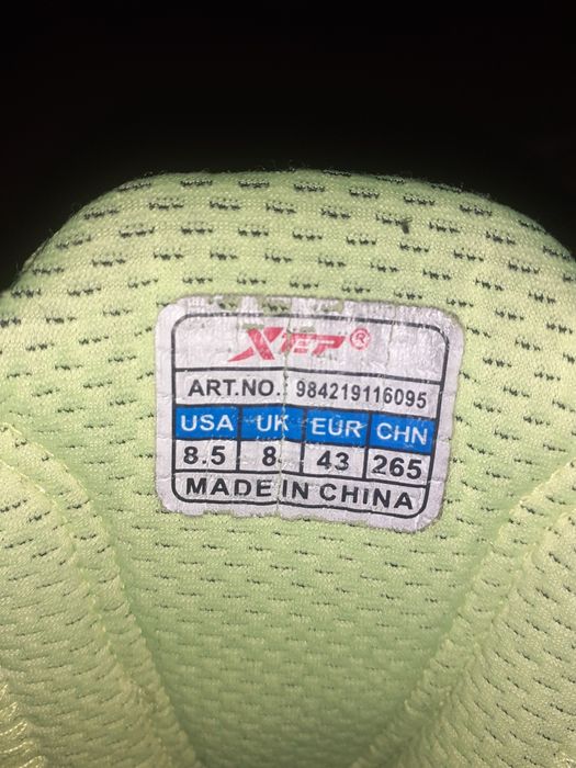 Продаються кросовки фирмы в хорошем состоянии.размер 43.