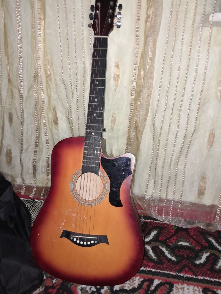Gitara sotiladi yangi