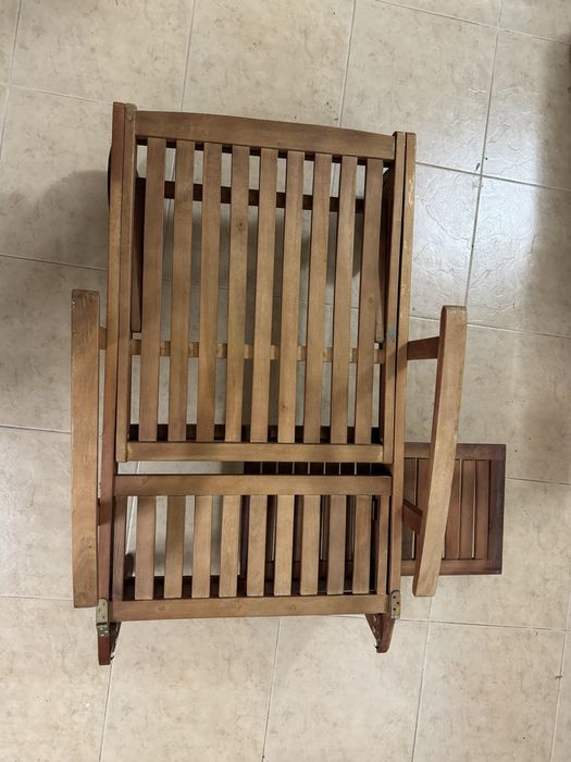 Дървен сгъваем шезлонг с масичка