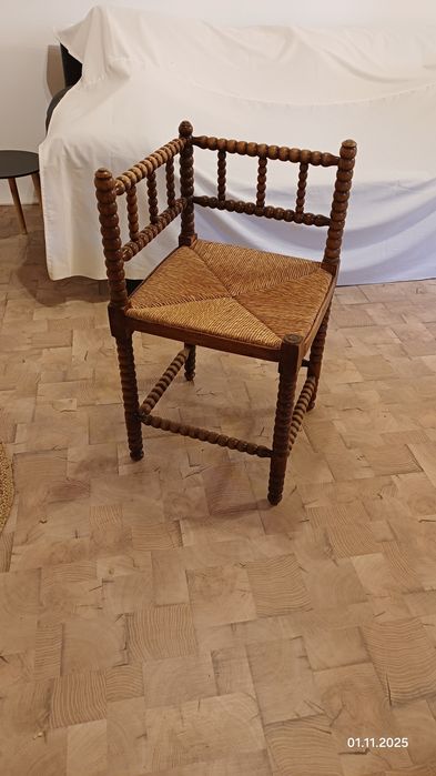 Vând scaun vechi model ornamentat