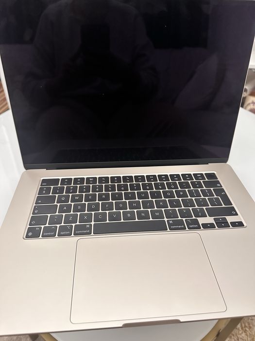 Macbook Apple 15 inch M2, 8 GB memorie 2023