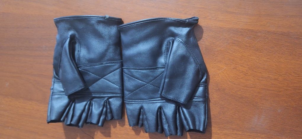 Перчатки из кожзама