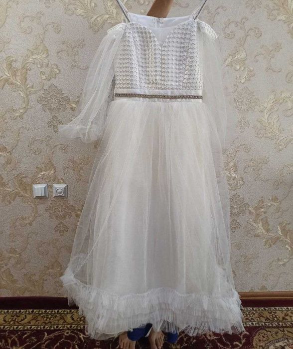 Қизлар кўйлаги сотилади