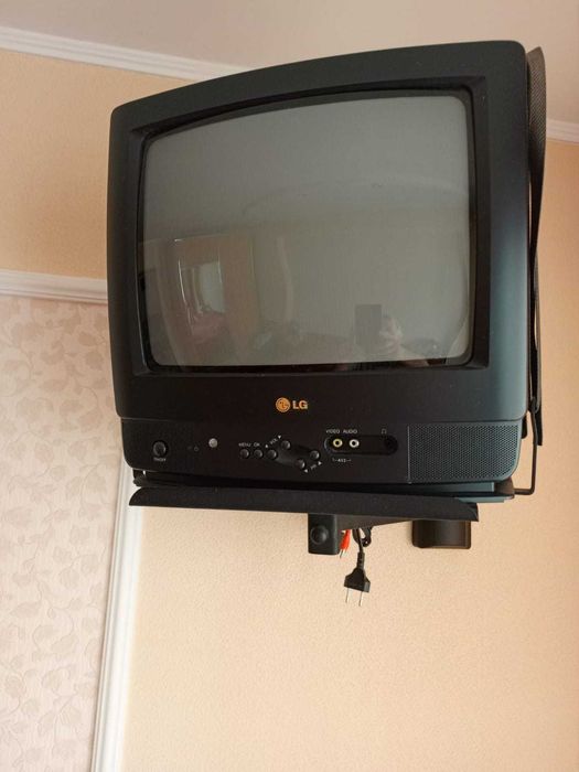 Телевизор  37 диагональ
