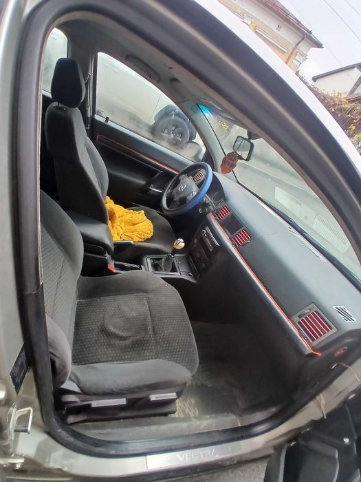 Vand opel vectra c din anul 2003 cu un motor de 2.2 diesel