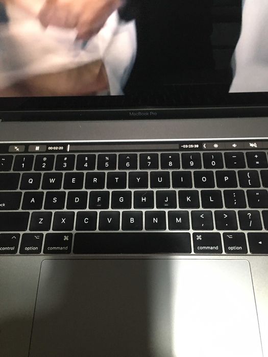 Macbook Pro Retina 15,4 - 2017 Touchbar 500gb-SSD cu 16Gb-RAM