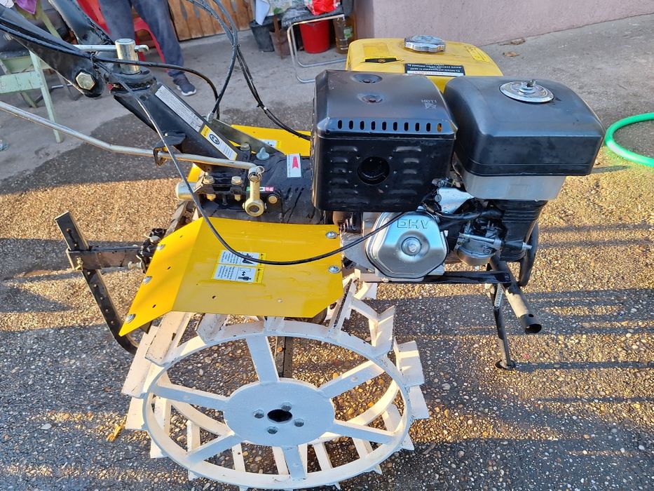 Vând motocultor progarden 13cp.