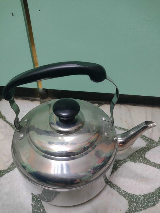 метален чайник с цедка