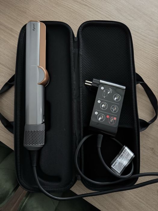 Dyson Airstrait cu husa si facura