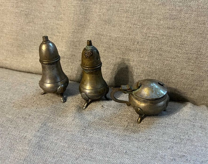 Set vintage metal argintat solnite piper si musteriera cu paharina