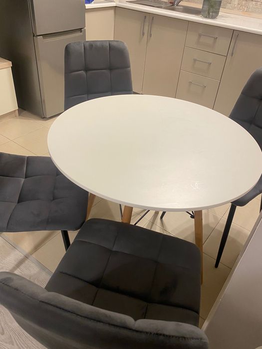 Vând masă rotundă stil scandinav, diametru 80cm