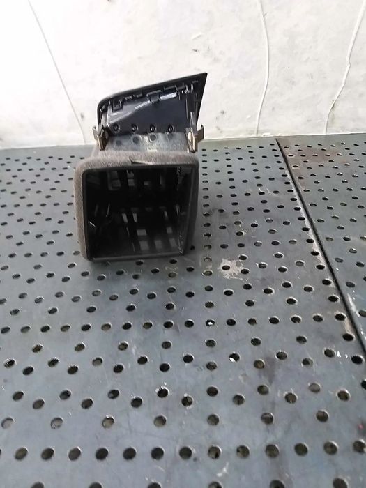 Grila ventilatie bord stanga mitsubishi asx 8030a157