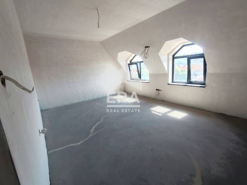 Просторени светъл  мезонет в един от най-предпочитаните квартали на гр