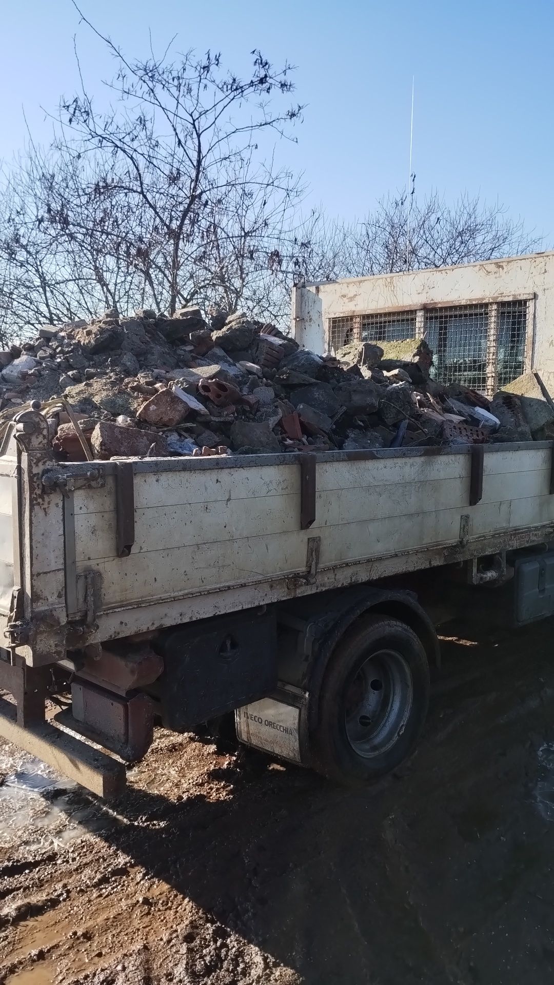 Miniexcvator fundații taluzări picon sparg betoane aduc balastru nisip