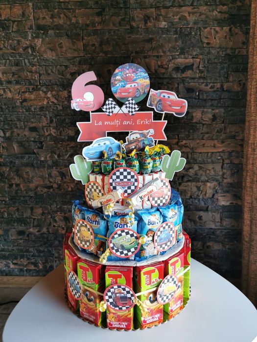 Tort din dulciuri ambalate