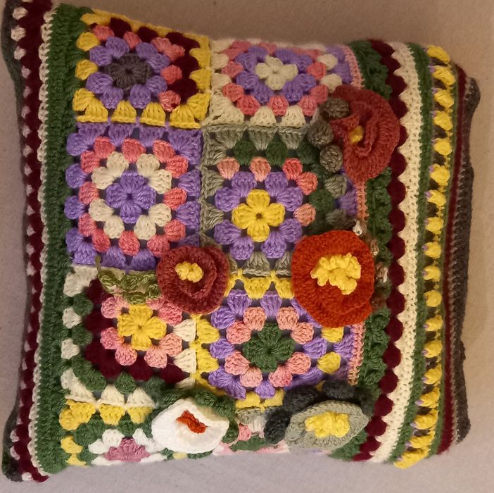 4 perne noi lucrate manual,cu fete detasabile si 1 fixa.Se incheie cu