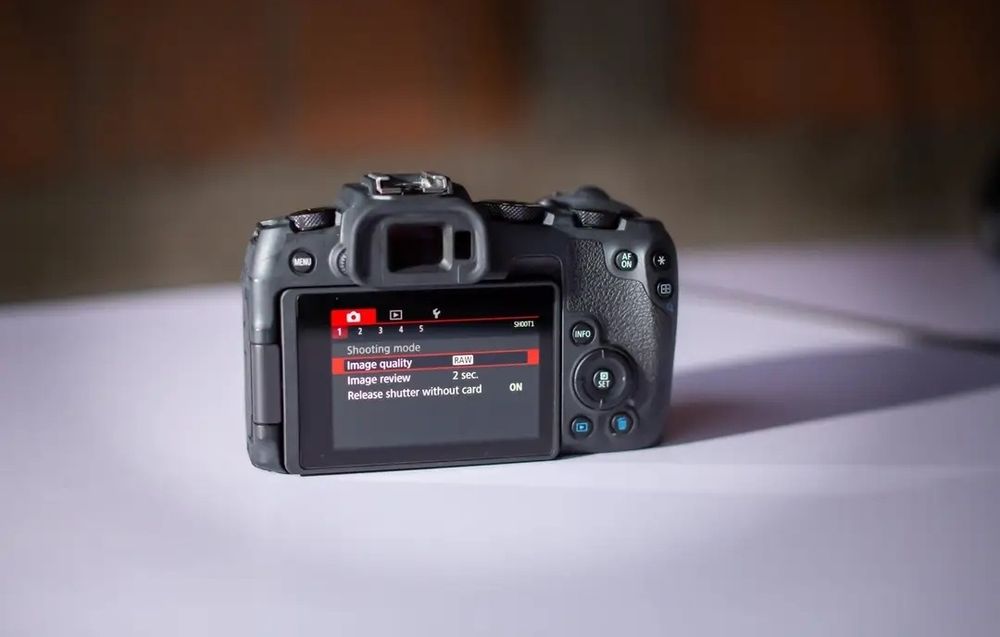 (REZERVAT) CANON RP Full-frame Mirrorless