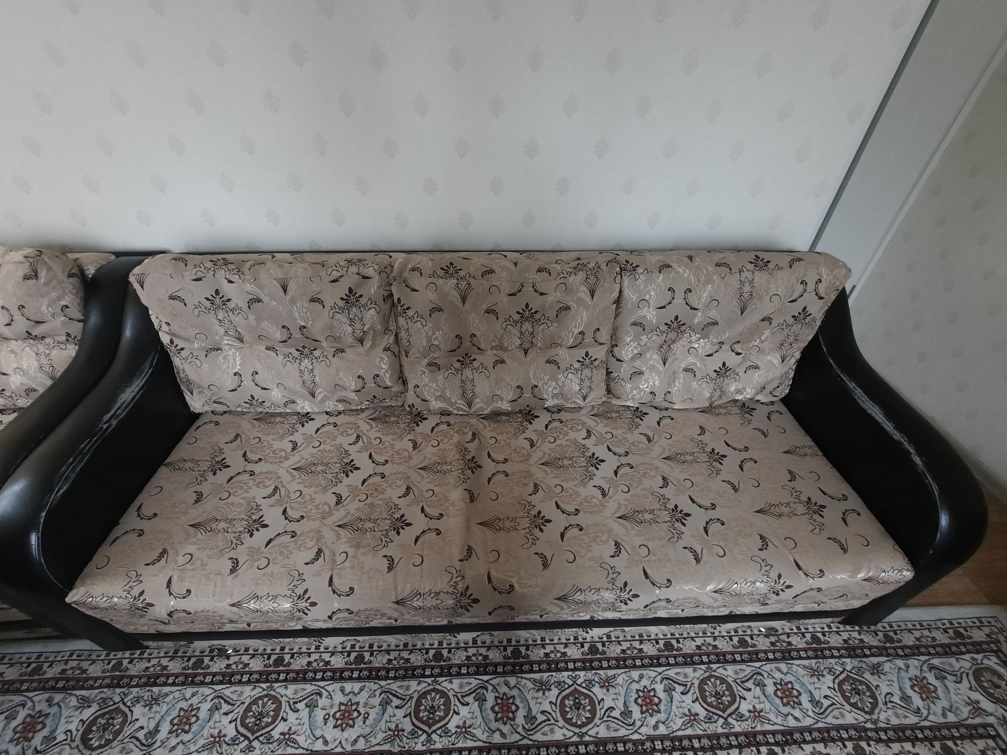 Диван с креслом.