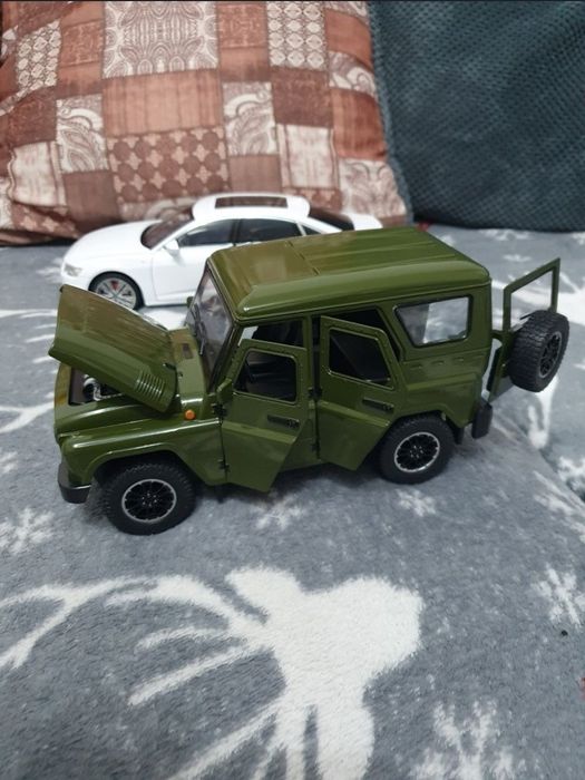Macheta metalica UAZ Hunter scara 1:18 noua