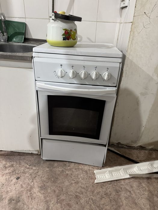 Газовая плита с духовкой, кухня мойка с кранами прихожая