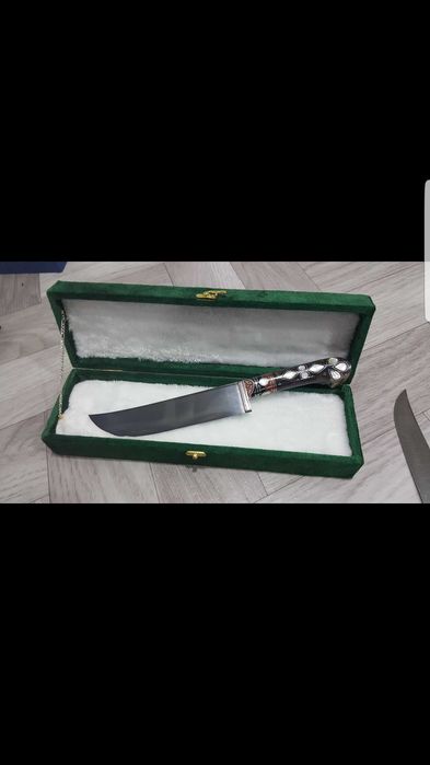 Tiga damaski 100 qavatdan oshiq xini yoki sandiqchasi bilan