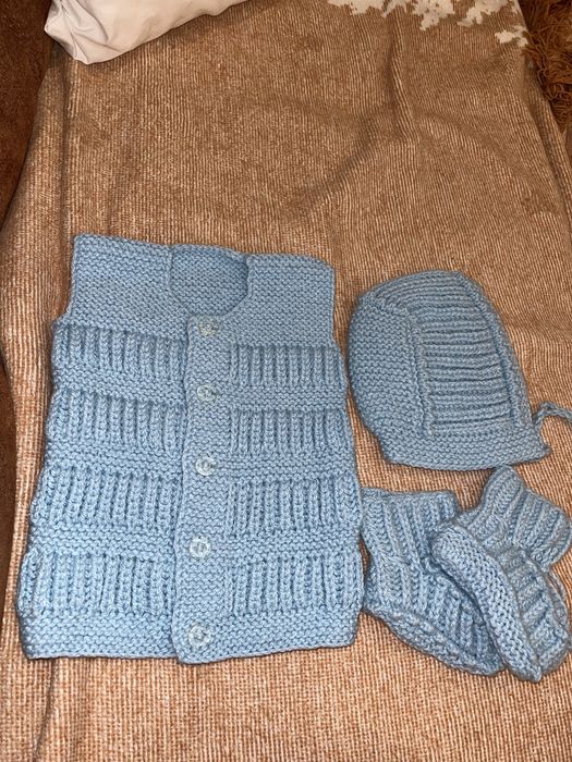 Плетена жилетка с шушони и шапка синьо