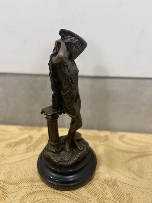 Statueta bronz masiv .inaltime 32 cm