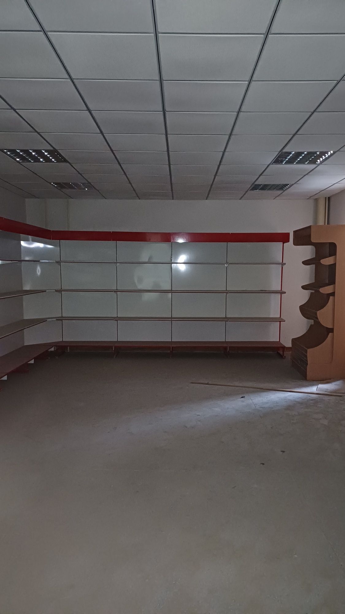 Полки ветрины для магазина